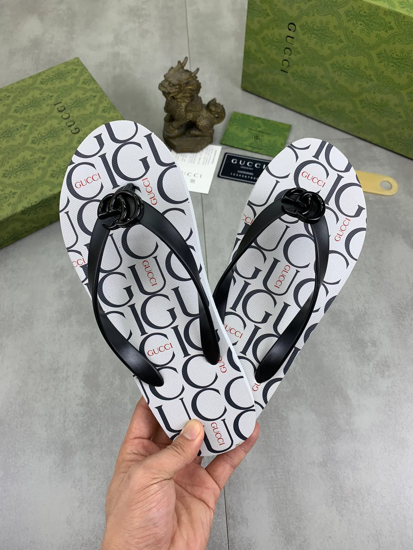 Men's men's shoes 💰P220💰【New style】🆘【GUCCI】Official website's popular Gucci adult couple 🧑‍🤝‍🧑 style, children's flip-flops are on sale at the counter simultaneously! Original fabric imported from Italy. Original bottom provided by the original factory. Size: Adult 36-45. Children’s size: 30-37. Multiple colors available.
